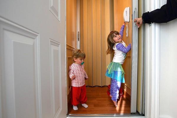 نصائحٌ وتوجيهات لسلامة اطفالك عند استعمال المصاعد المنزلية