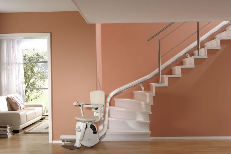 تعرف على كرسي الدرج المتحرك أو مصعد الكرسي الكهربائي (ستيرليفتس)؟