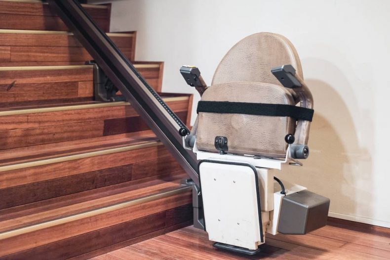 (العربية) كيف تحافظ على كرسي الدرج المتحرك “ستيرليفت” في منزلك